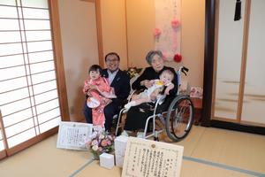ひ孫に囲まれ記念撮影する井口政子さん