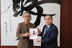 集中して作品を彫る黒田さん