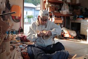 集中して作品を彫る黒田さん