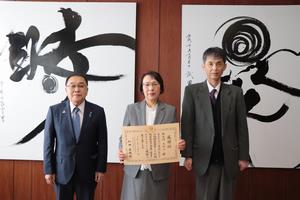 感謝状を持つ長谷川さん