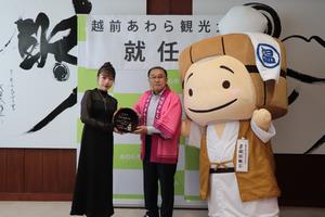 森市長と記念撮影する森田さん