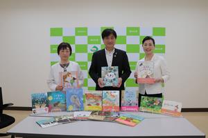 絵本を持つ国際ソロプチミスト福井の皆さん