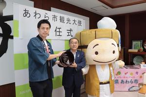 森市長と記念撮影する山口さん