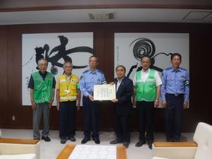 記念撮影する森市長とあわら警察署長