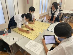 意見を紙にまとめる生徒たち