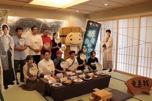 勝負おやつをお披露目する事業者たち
