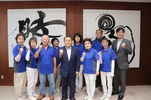 ガッツポーズで記念撮影する選手たち