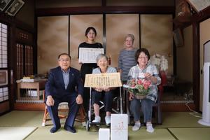 記念撮影する市長と山崎さん