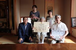 記念撮影する市長と玉木さん