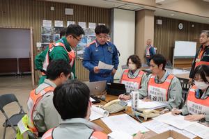 真剣な表情の職員たち