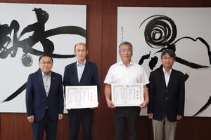 賞状を持つ受賞者たち