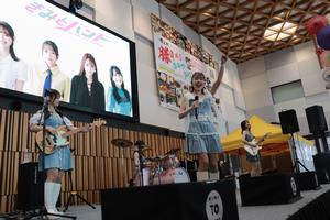 ファンに笑顔を向ける森田さん