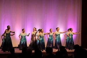 フラダンスを踊る出演者たち