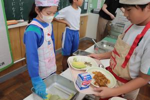 メロンを配膳する児童