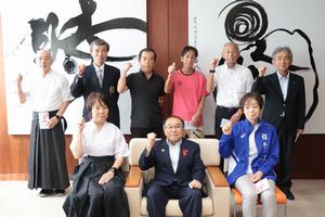 ガッツポーズで記念撮影する選手たち