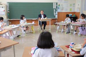 児童と給食を食べる森市長