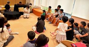 読み聞かせを聴く子どもたち