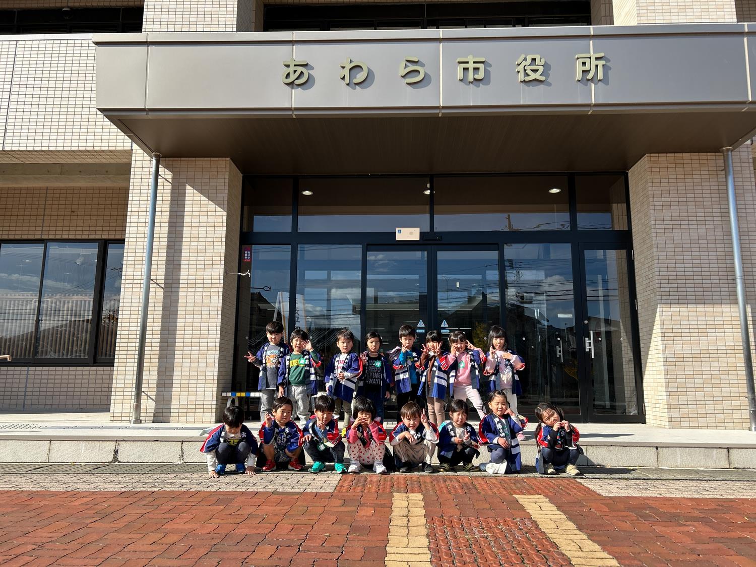 市役所前での集合写真