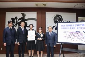 森市長と記念撮影する堀井さんと深崎さん