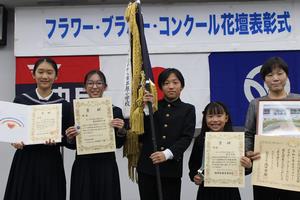 賞状を持つ笑顔の子どもたち