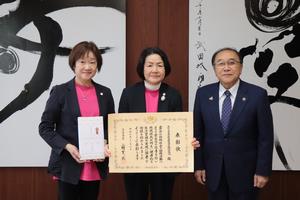 森市長と記念撮影する様子