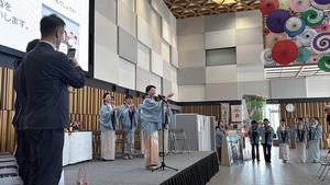 乾杯の音頭をとる女将