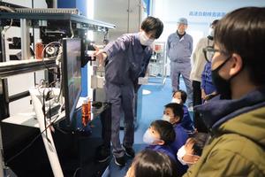 機械に興味津々の児童たち