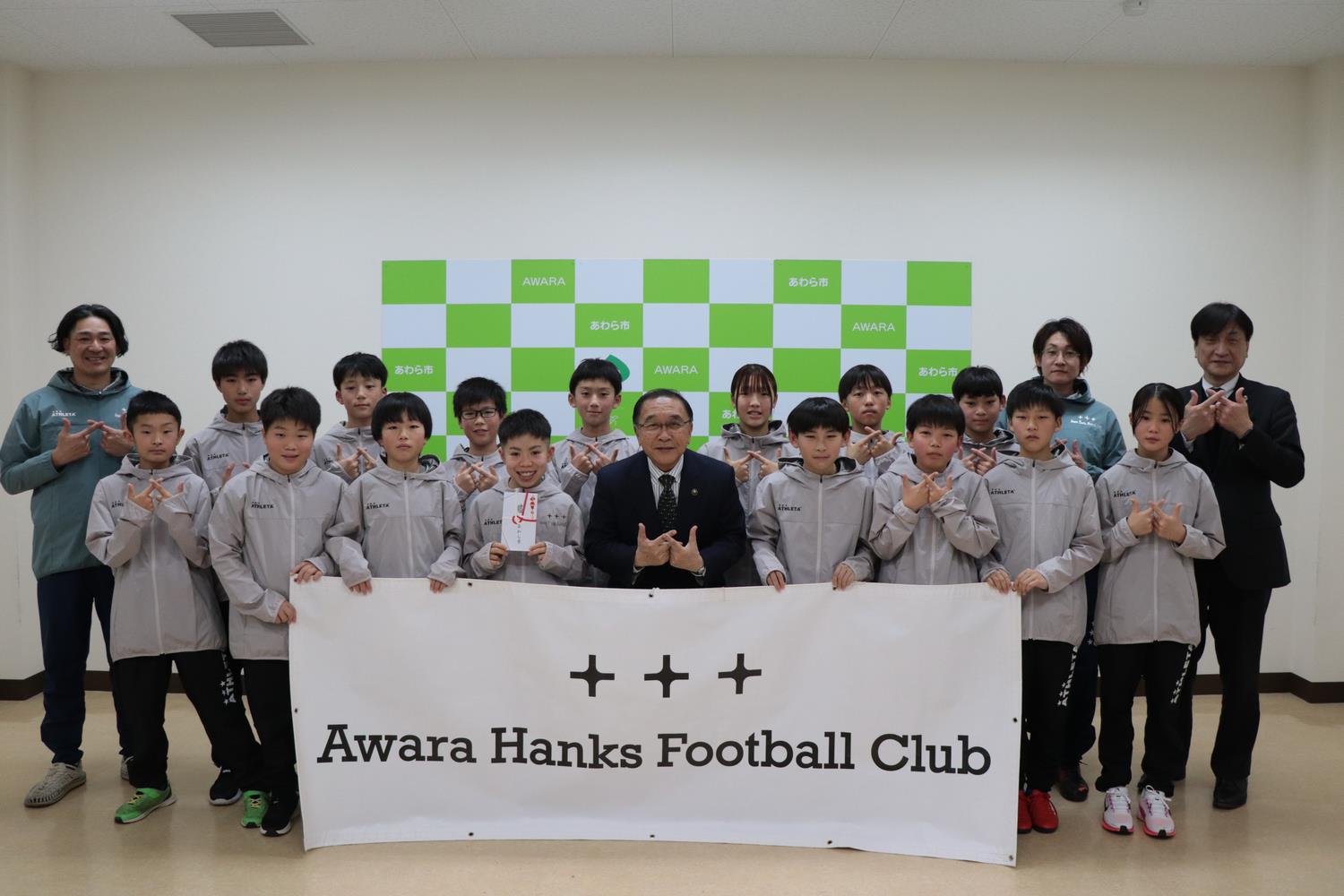 森市長と記念撮影する選手たち