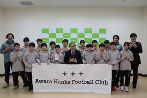 森市長と記念撮影する選手たち