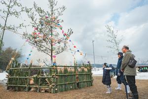 炎を見つめる参加者たち