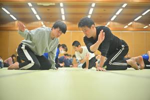 かるたを弾く選手