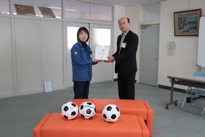 目録を受け取る平田校長先生