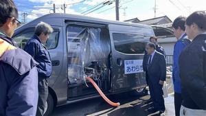 バン型給水車を見学する森市長