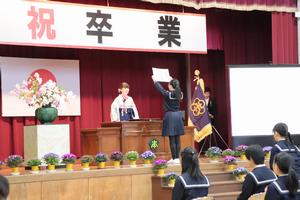 卒業証書を受け取る児童