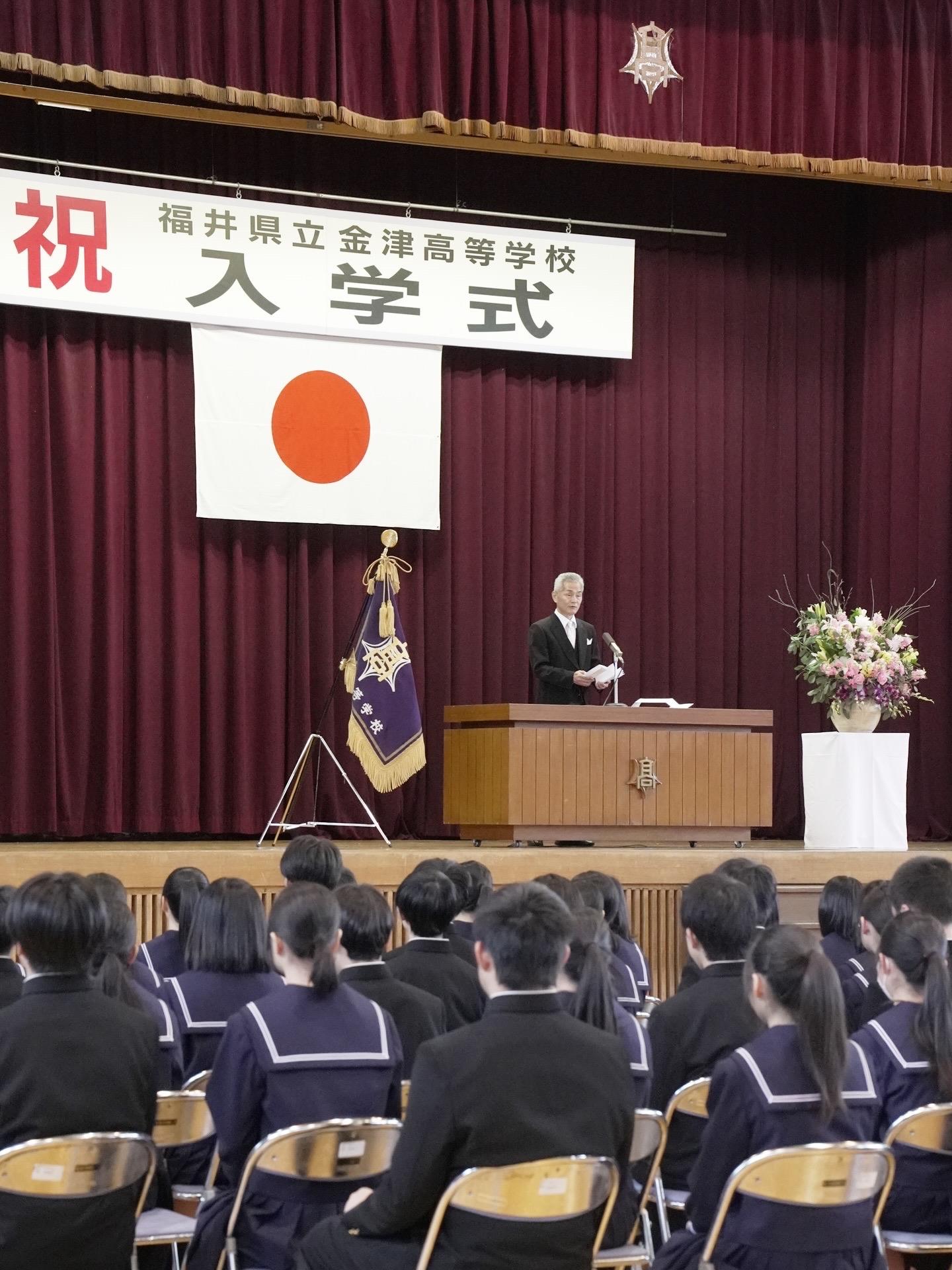 祝辞を述べる校長先生
