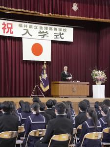 祝辞を述べる校長先生
