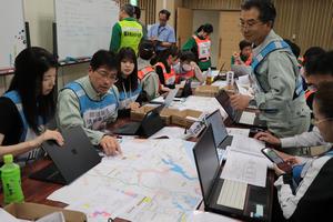 真剣な表情で訓練に参加する市職員