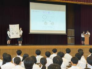 ステージ上で発表する生徒たち
