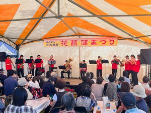 ステージで演奏する金津高等学校吹奏楽部
