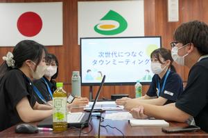 話し合う若手職員