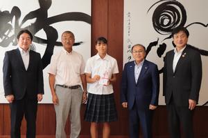 森市長と記念撮影する藤田選手