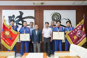 森市長と記念撮影する団員たち