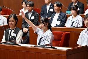 挙手する学生