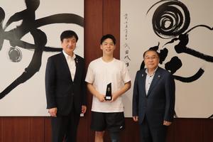 森市長と記念撮影する北風選手