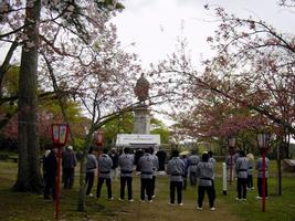 八重桜の中の法要