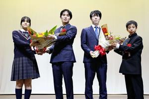 花束を受け取る棋士の写真