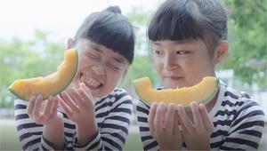 坂井北部丘陵地のメロンを食べる子どもたちの写真